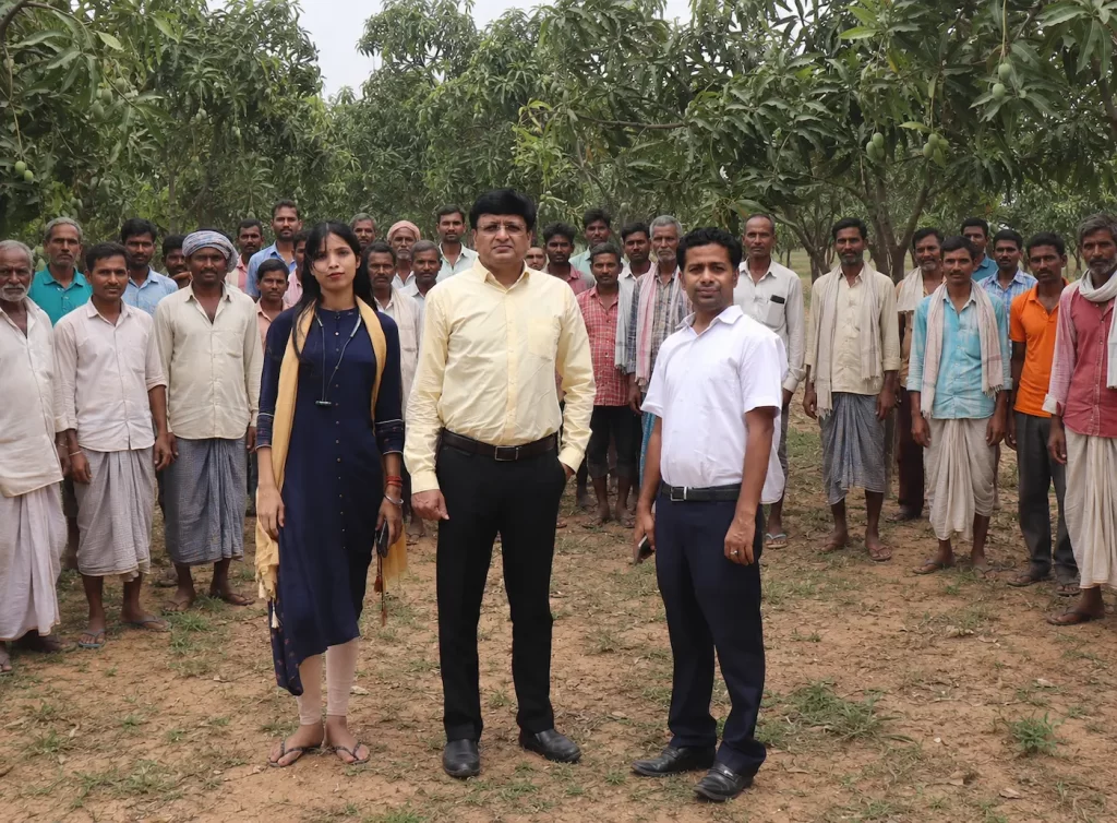 Rajeev Singh is interacting with farmers in a mango orchard at Gandey, Jharkhand, discussing soil health, sustainable agriculture, and plant nutrition along with the Harit Sansar and SIARD Research Institute team.